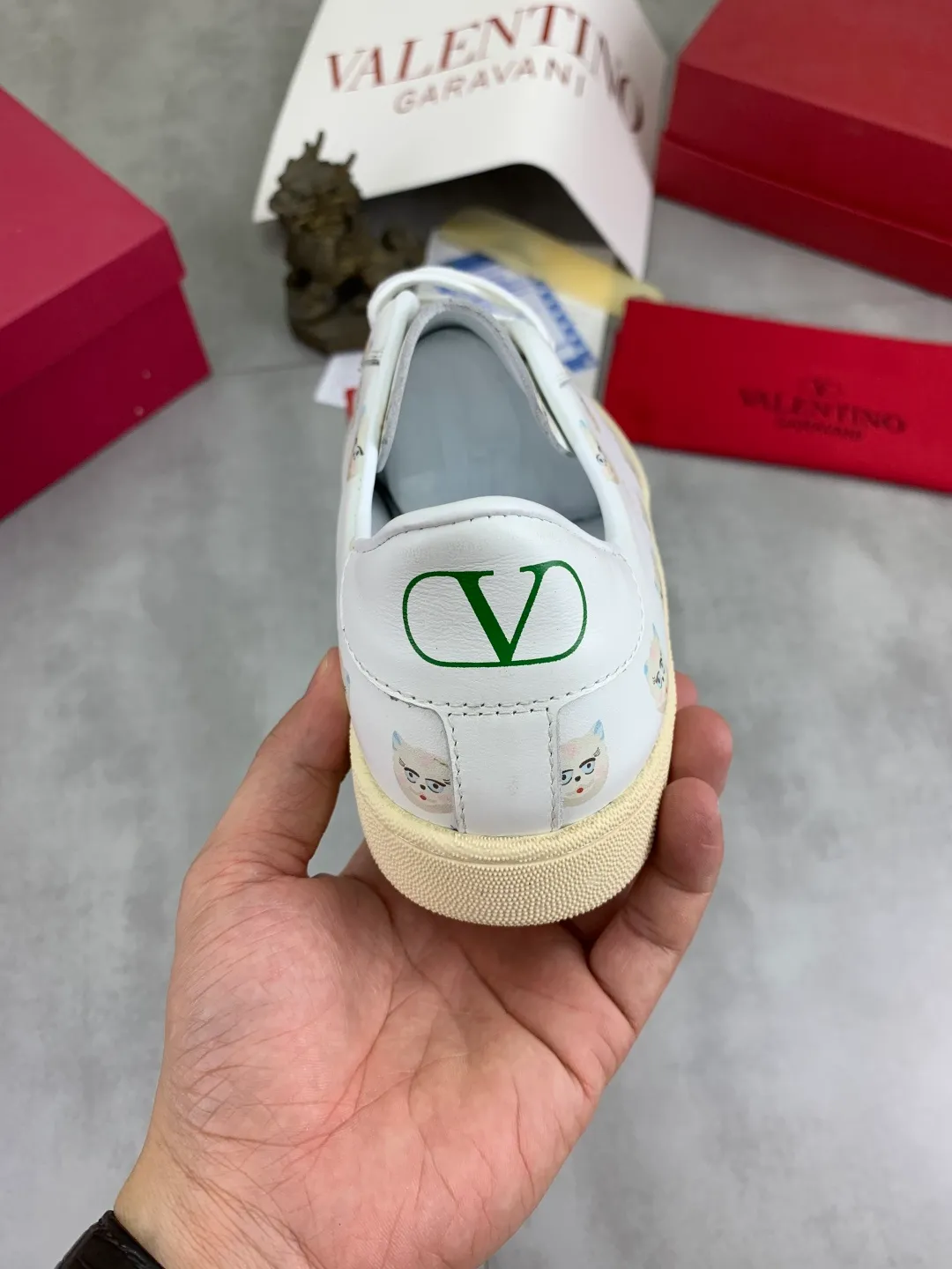 Men's men's shoes 💰P520 New style 💰 Top version Valentino Valentino 25/ Royco series Cherry 🍒Couple style Casual sneakers White shoes Original purchase and development Production Classic and timeless low-top sneakers outline a lazy silhouette, supplemented by low-key and restrained brand details, evolved into a must-have item in the wardrobe, comfortable and versatile!  ✔️Fabric: Original customized first-layer cowhide ✔️Inner lining: Imported breathable sheep lining ✔️Sole: Original molded anti-slip rubber material ✔️Size: 38-45